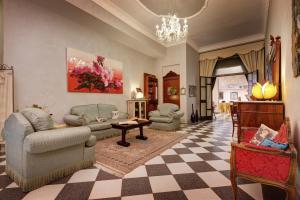 罗马法尔内塞利兹但萨酒店的客厅配有沙发、椅子和吊灯