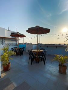 利马Tupac Lima Airport的屋顶上带桌子和遮阳伞的庭院