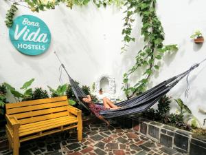 里奥阿查Bona Vida Hotel的躺在商店吊床上的女人