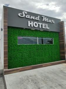 佩尼亚斯科港SAND MAR HOTEL的酒店一侧的标志