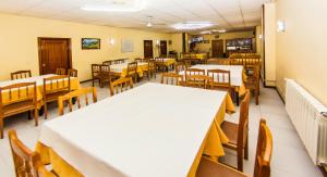 梅利德Hotel Restaurante Xaneiro的用餐室配有桌子和木椅