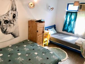 三芝乡Meo-Woo Cat Travel b&b的一间卧室配有一张床、一张书桌和一个窗户。