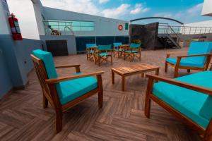 瓜亚基尔Hotel Puerto Pacifico Guayaquil Airport的船上的甲板上配有桌椅