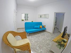 San AndrésCasa El Muellito的客厅配有蓝色的沙发和桌子