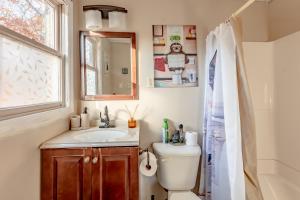 莱克哈莫尼Luxurious house with largest hot tub & perfect retreat!的一间带水槽和卫生间的浴室以及窗户。