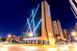 巴西利亚卡利南喝普鲁斯尊贵酒店的一座晚上在城市里灯火通明的建筑