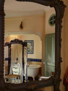 鲁西永阿姆喜酒店的带浴缸和镜子水槽的浴室