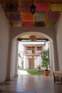 圣克里斯托瓦尔-德拉斯卡萨斯Gaia Guest House的拱门通往带色彩缤纷天花板的房子