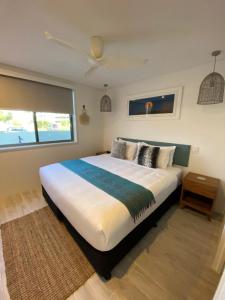 拜伦湾皇家湾公寓酒店的一间卧室设有一张大床和一个窗户。