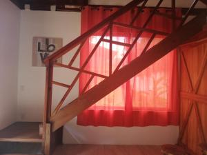 乌维塔Ibiza Tropical Beach Villas的红色窗帘的房间的楼梯
