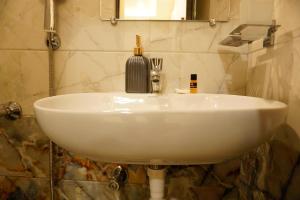 钦奈THE CHIRAAG INN的浴室设有白色水槽和镜子