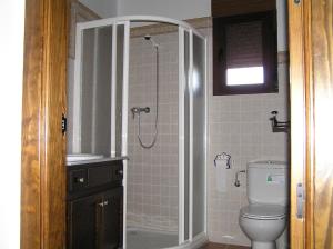 马尔帕尔蒂达德普拉森西亚托马萨蒂亚乡村度假屋的带淋浴和卫生间的浴室