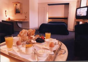 维莱尔莱拉克法国罗吉斯酒店的客厅桌子上的盘子