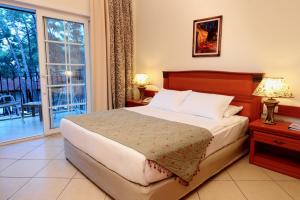 马尔马里斯Grand Yazici Club Turban Termal的一间卧室设有一张床和一个大窗户