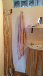 德尔斯特鲁姆Jen's的浴室设有水槽,墙上挂着毛巾