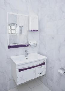 AgblangandanWhite Horse Hotel Cotonou的白色的浴室设有水槽和镜子