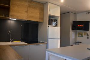 贝尼多姆阿玛尼罗营地酒店的厨房配有白色冰箱和台面