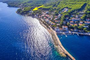 普利格拉迪卡Seafront Holiday Home Marija的黄色箭头的海滩空中景色