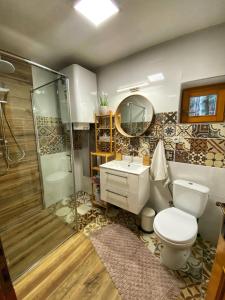 特尔乔夫察塔祖札纳宾馆的浴室配有卫生间、淋浴和盥洗盆。
