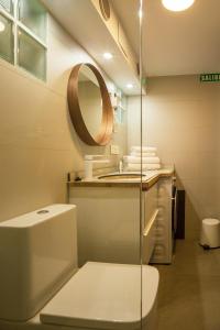 潘普洛纳Txoko的一间带卫生间和镜子的浴室