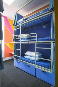 伦敦斯玛特海德公园景旅舍的客房设有带蓝色架子的双层床。