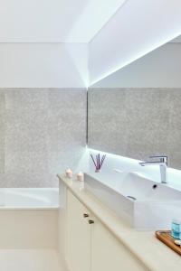 金塔湖Ancão Gardens的浴室设有白色水槽和镜子