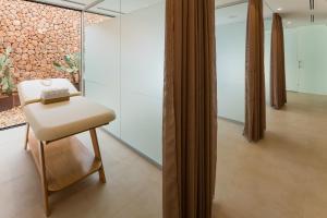 圣米克尔德巴兰卡纳西卡Spa酒店的一个带凳子和玻璃墙的房间