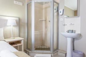 加里尔普达姆View Lodge的带淋浴和盥洗盆的浴室