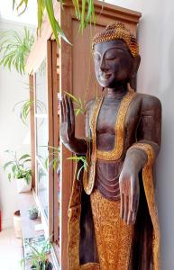 图尔蒙迪尔酒店的佛陀在房间里雕像
