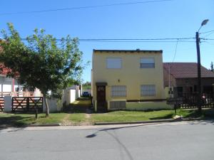 圣克莱门特雷图尤Las golondrinas的街道边的黄色房子