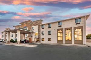 普韦布洛Comfort Inn & Suites Pueblo的停车场酒店 ⁇ 染