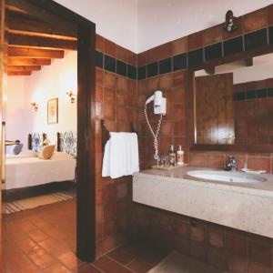 塔维拉赫达德达科尔特酒店的一间带水槽和大镜子的浴室