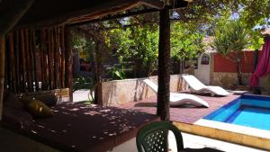 帕拉库鲁布里萨与苏尔旅馆的一个带床和游泳池的庭院