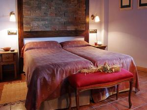 塞内圭卡斯巴斯酒店的一间卧室配有一张红色座椅的大床