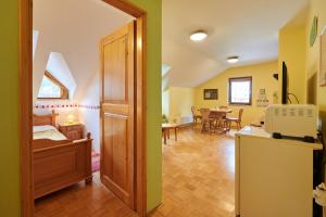斯洛文尼亚格拉代茨罗尼杰克生态旅游农家乐的一间带床的房间、一间厨房和一个用餐室