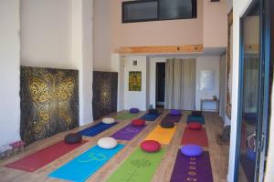 GrazacLa Grande Oasis - B&B et Spa的瑜伽室,地板上摆放着色彩缤纷的垫子