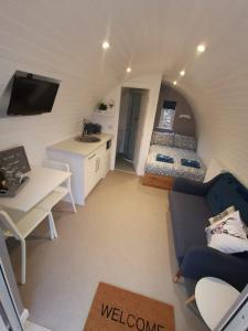 奥古斯都堡Loch Ness Pods的客厅配有沙发和一张位于房间的床