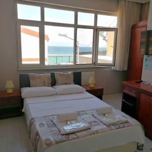 穆达尼亚穆达尼亚酒店的一间卧室设有一张床,享有海景
