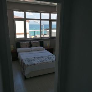 穆达尼亚穆达尼亚酒店的一间卧室配有一张床,享有海景