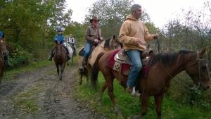 RosnayPetit gîte à la ferme des buttons的一群骑马的人在土路下骑着