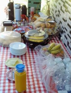 大普拉亚Pousada do Chileno的餐桌布上摆放着食物和餐具的桌子