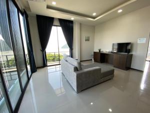 班武里府Aownoi Bay Resort的带沙发和电视的客厅