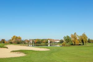 马尔泰拉戈Il Vivaio di Villa Grimani Morosini的享有带池塘的高尔夫球场的景色