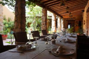 拉加罗维利亚普林西比赛罗乡村酒店的一张长桌子,上面放有盘子和酒杯