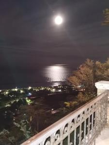 玛丽娜法尔梦思La Casa Di Torre Di Palme的夜晚在海洋上方的满月