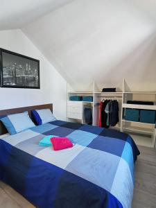热克斯Hebergeneve La belle vie的卧室配有蓝色和白色的大床