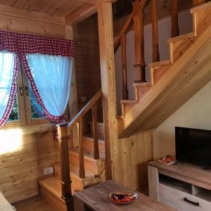 Kokin BrodBRVNARE STOJIĆ的小木屋内带楼梯的客厅