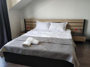 西格纳吉Favourite的一间卧室配有一张床,上面有两条毛巾