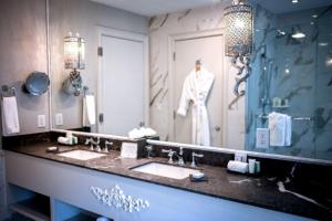 夏洛特艾维酒店的一间带两个盥洗盆和大镜子的浴室