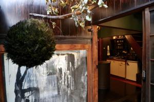 京都komorebi - Vacation STAY 07551v的厨房里装有植物的玻璃门